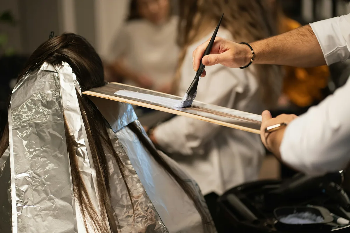 Kleur wordt op de uitgroei aangebracht